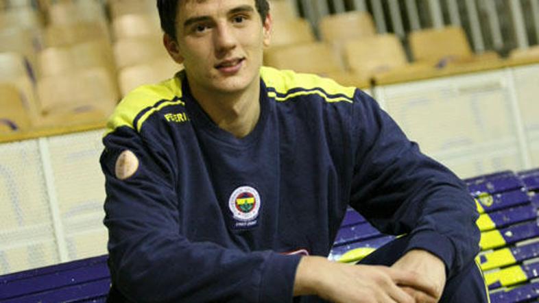 Emir Preldžić bo s Fenerbahčejem gostoval v Tivoliju.