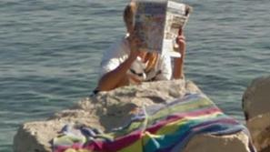 Branje Žurnala na plaži