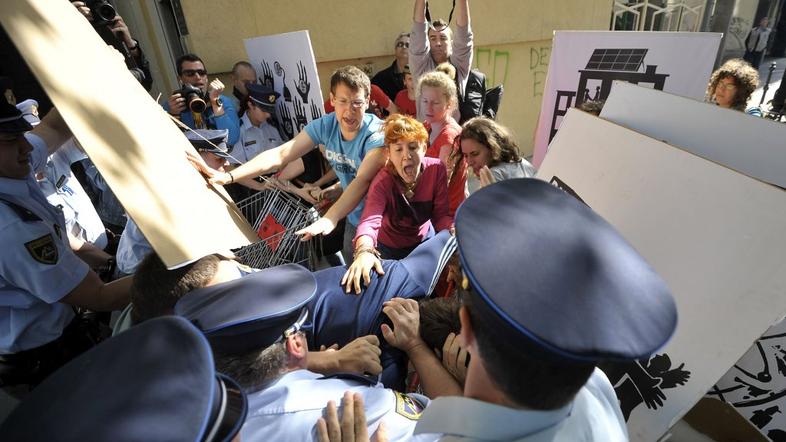 shod, protest,  protestni shod proti varcevalnim ukrepom pred DZ, zavod 15o, pol