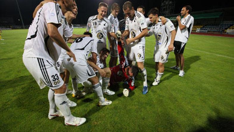 Matjaž Rozman se je s soigralci takole veselil zmage v superpokalu. Tudi po zasl