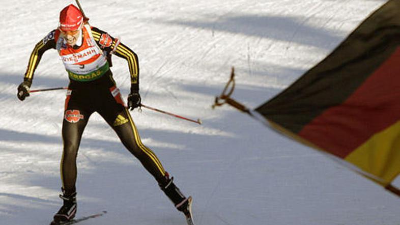 Kati Wilhelm se je 19. zmage v svetovnem pokalu veselila pred številnimi domačim