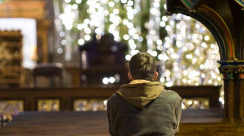 Skupina 131 žrtev spolnih zlorab zahteva od 15.000 do 130.000 evrov odškodnine z