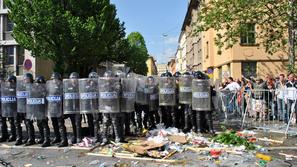 Protestniki so policiste obmetavali tudi z jajci. (Foto: bralec Mark)