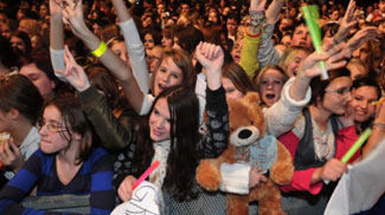 Mehiška najstniška skupina, ki je ne sestavljajo najstniki, se je poslovila od L