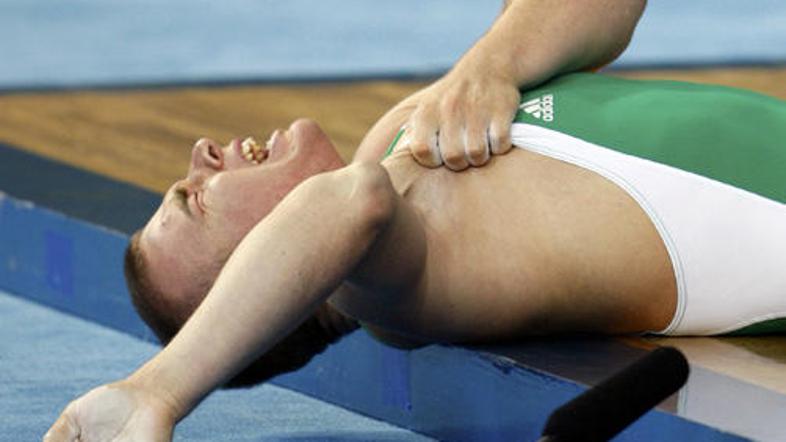 Janos Baranyai se je po poškodbi zvijal po tleh.