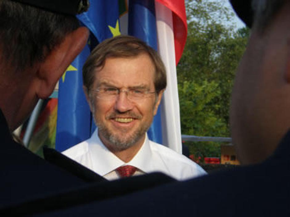 Lojze Peterle se zahvaljuje svojim podpornikom. | Avtor: Žurnal24 main
