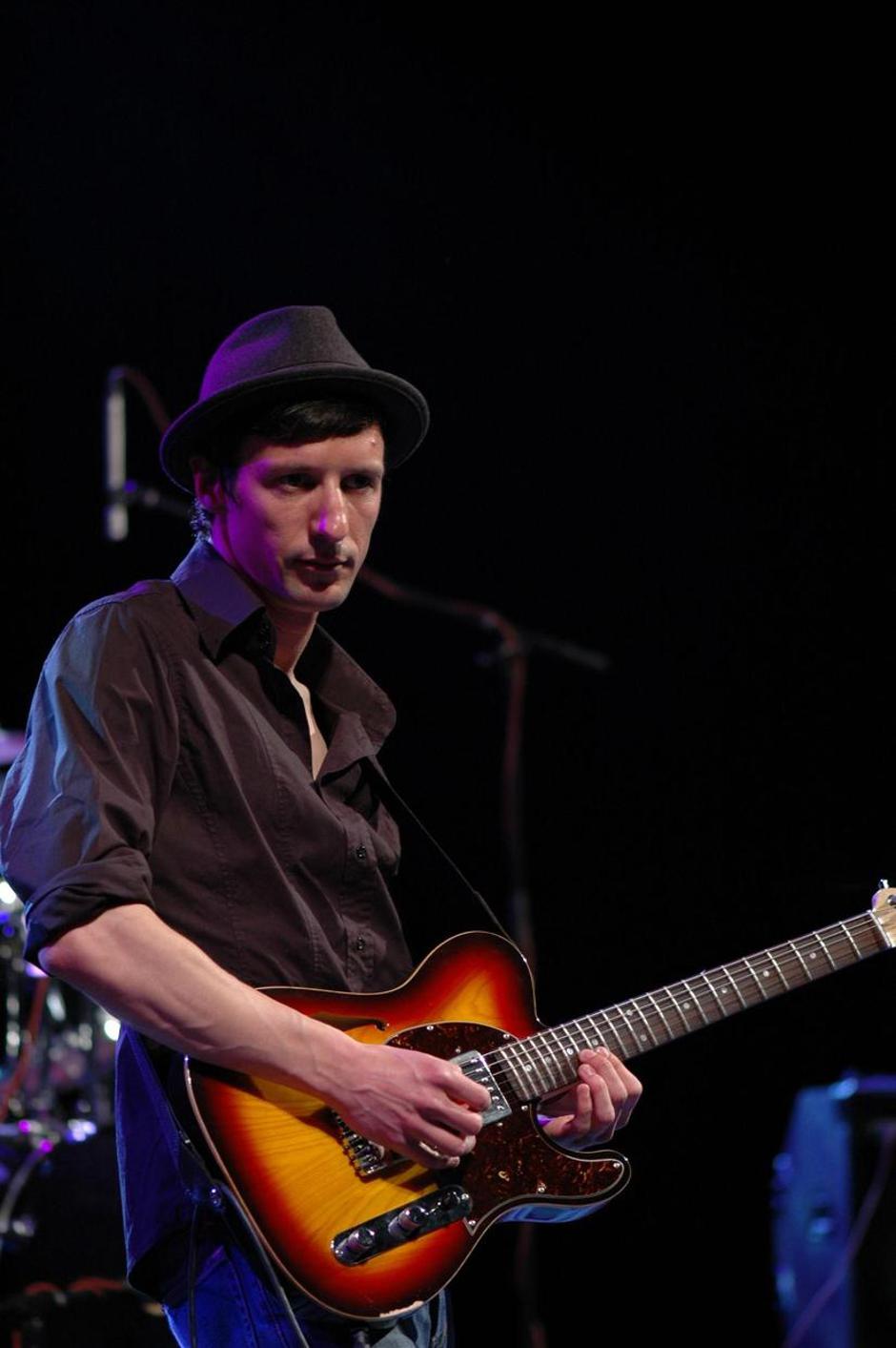 Kantavtor Boštjan Narat, ki ga poznamo predvsem iz Katalene, bo jutri v Cerknem  | Avtor: Žurnal24 main