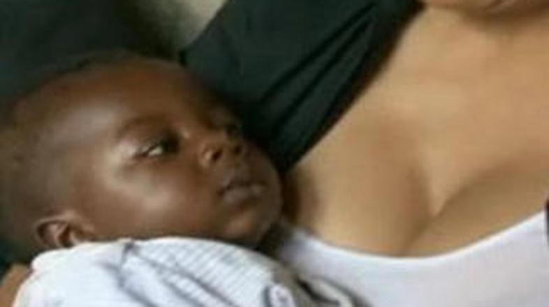 Salmo je pretresla dekličina lakota, zato jo je brez pomislekov podojila.