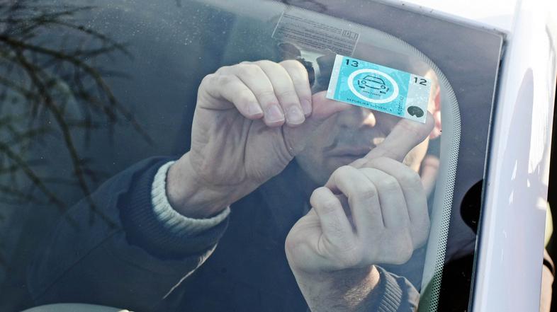 Slovenija 29.01.2013 odstranjevanje in namescanje vinjete, novinarska konferenca