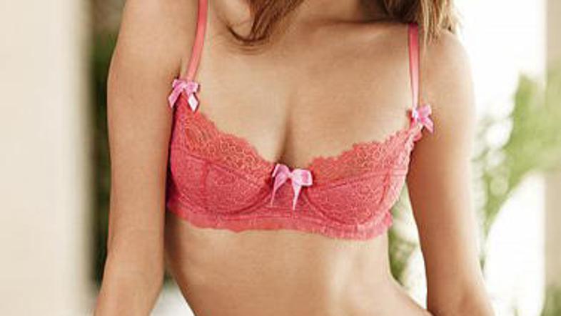 Zapeljiv dekolte je kombinacija matere narave, oblačila in spodnjega perila. (Fo