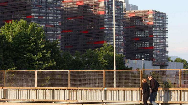 Skladno z aneksom bo prevzem stolpičev konec meseca, pravijo na ministrstvu za z
