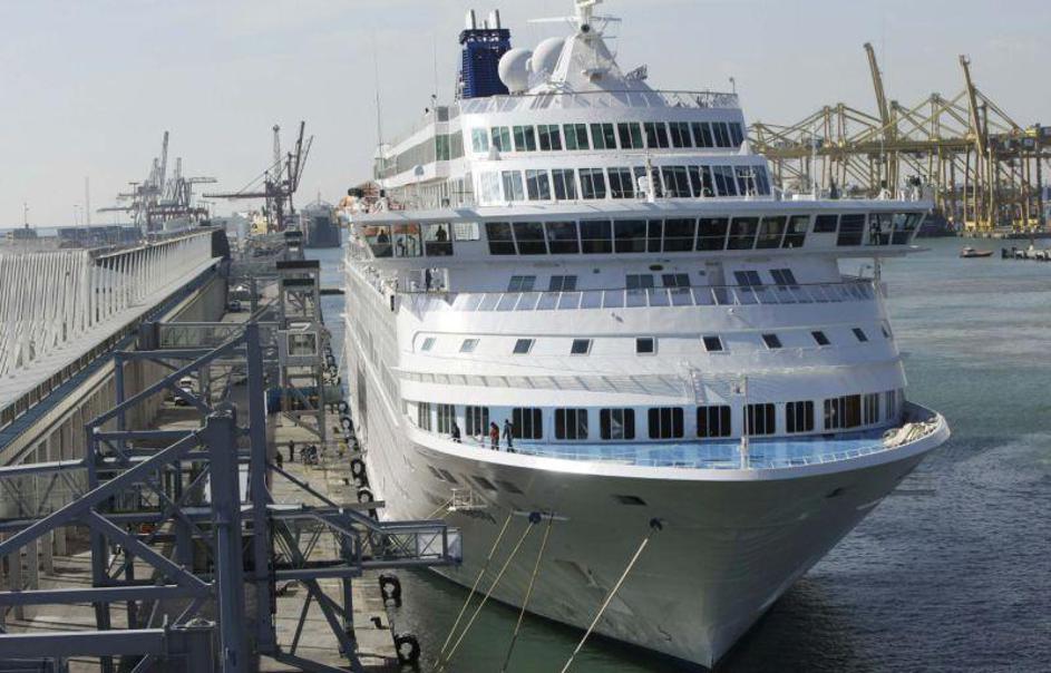 Ladja Louis Majesty počiva v pristanišču v Barceloni. Na njej morajo zamenjati p