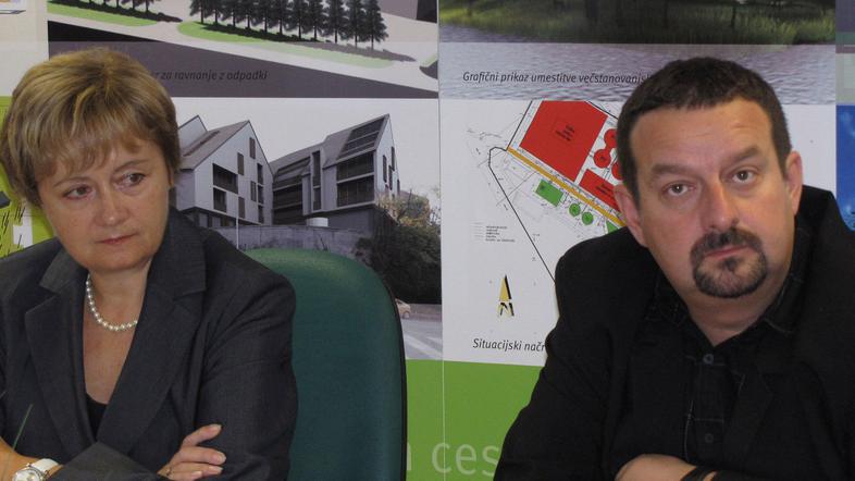 Bosta Vera Zevnik in Damijan Perne pri kotlovnici na Planini našla skupni jezik,