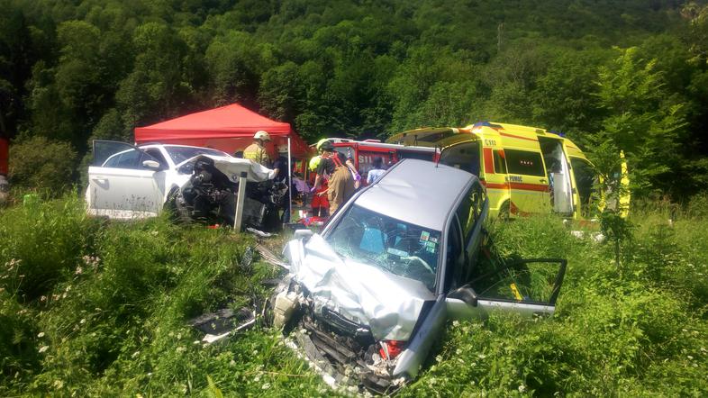 Prometna nesreča na cesti med Tolminom in Kobaridom, čelno trčenje
