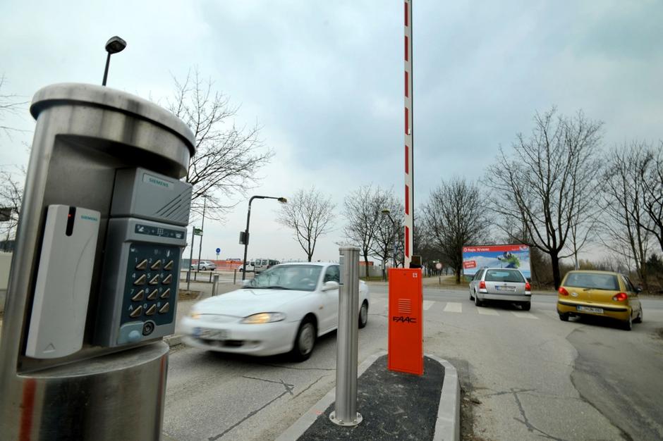 ljubljana 22.02.11, zapornice, zapornica, parkirisce, BS3, Trebinjska ulica, par | Avtor: Anže Petkovšek