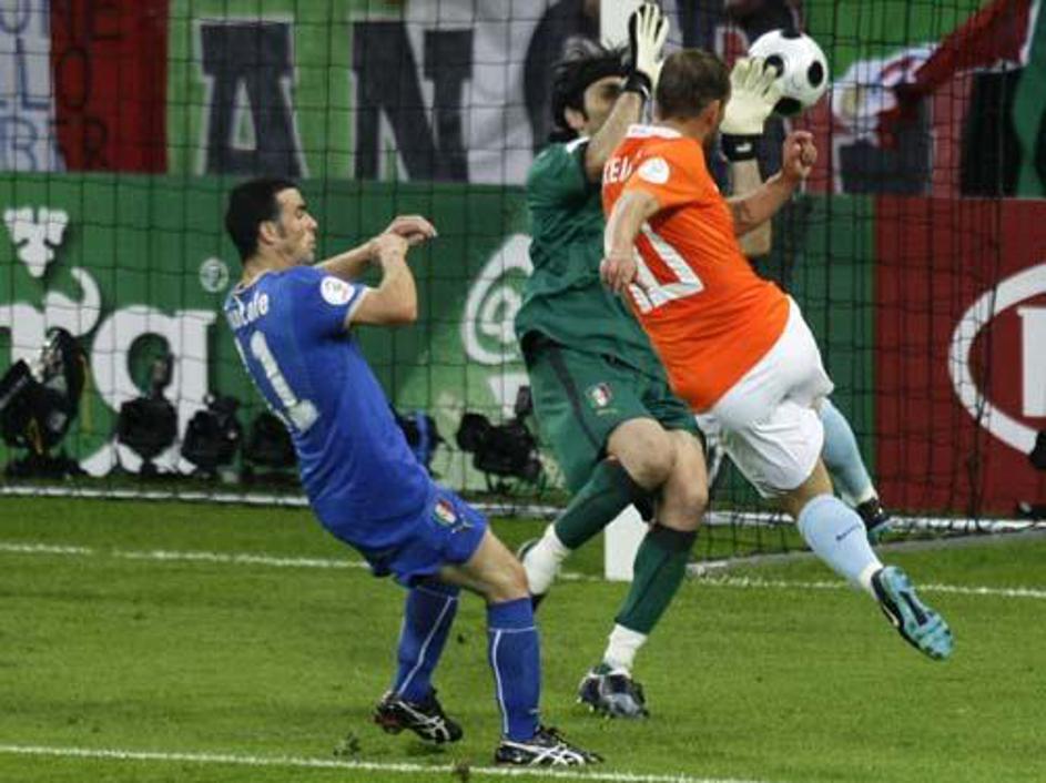 Wesley Sneijder je po hitrem protinapadu v 31. minuti izid povišal na 2:0.