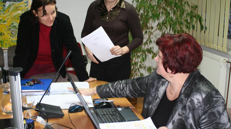 Mojca Pekolj, direktorica občinske uprave Občine Mokronog - Trebelno (desno), up