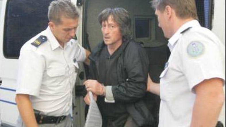 Obdolženi je tokrat na sodišče prišepal, vidno utrujen, ob krepki pomoči dveh pa