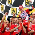 Casey Stoner na ramenih svojih sotrpinov iz Ducatija.