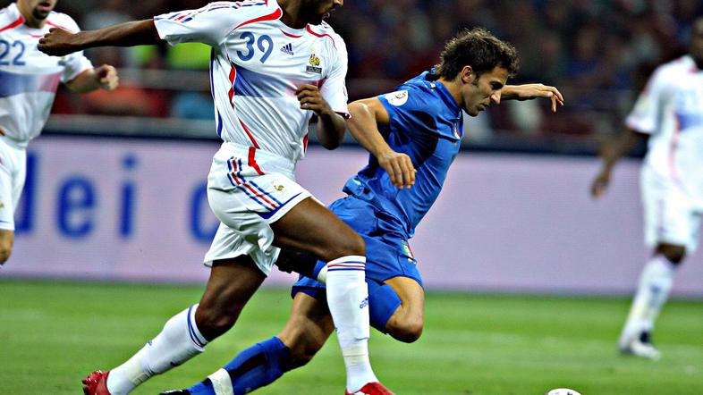 Alessandro Del Piero v boju z Nicolasom Anelko.