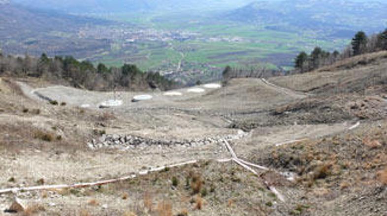 Plaz, ki se je s pobočja Čavna utrgal leta 2000, je dolg 1.600 metrov, širok do 