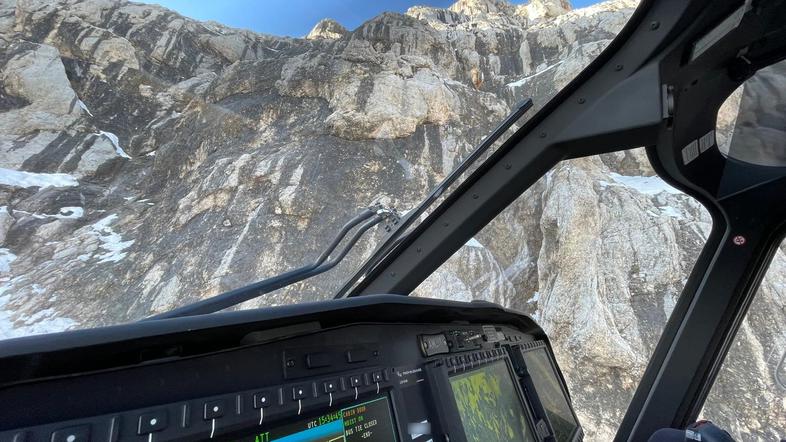 Reševanje mladih turistov s Triglava s helikopterjem
