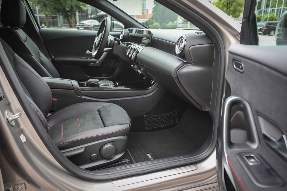 Mercedes Benz A limuzina