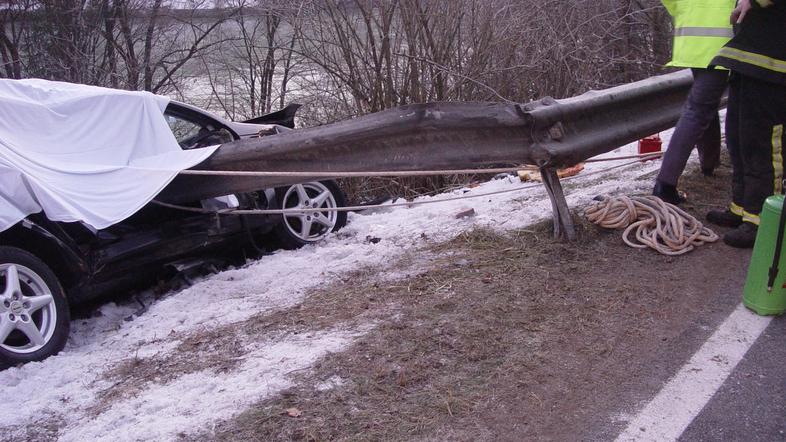 Varnostna ograja je popustila in prebila avtomobil. (Foto: PU Slovenj Gradec)