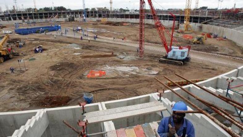 Gradbena stroji so že v polnem pogonu, stadioni pa že počasi dobivajo svojo obli