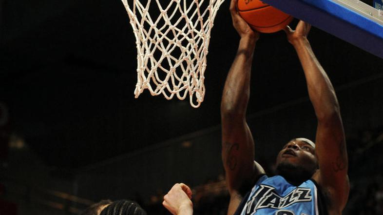 Šibkejši Paul Millsap je podaril blokado orjaku Dwightu Howardu. (Foto: AFP)