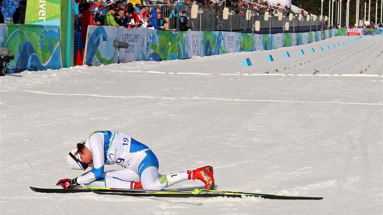 Petra Majdič se je po prihodu v cilj zgrudila v bolečinah. (Foto: www.alesfevzer