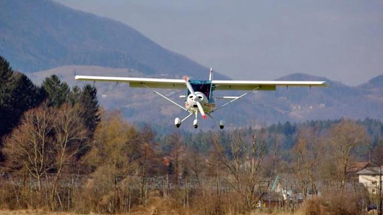 V občini Prebold je strmoglavilo ultra lahko letalo. Pilot se je pri padcu hudo 