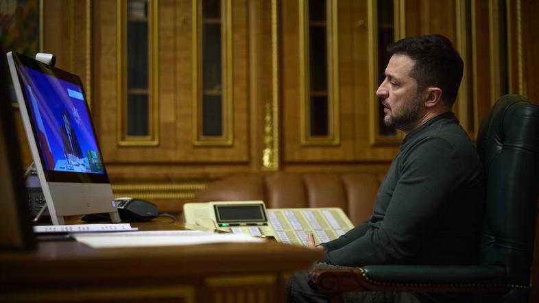 Volodimir Zelenski med pogovorom z Macronom