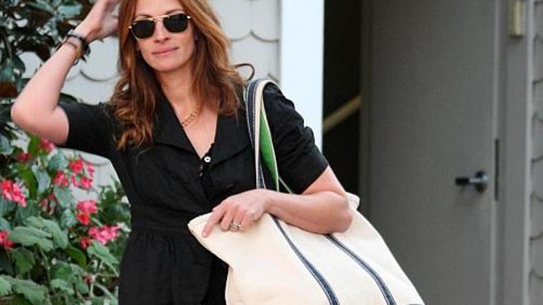 Julia ni ena tistih, ki po porodu hitijo nazaj pred kamere.