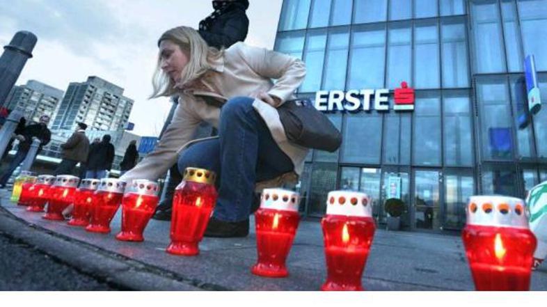 Prižig sveč pred bankami na Hrvaškem