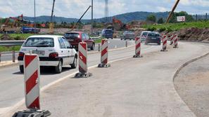 Vozila se bodo v krožišče Tomačevo po prenovi vključevala s štirih pasov, zato s