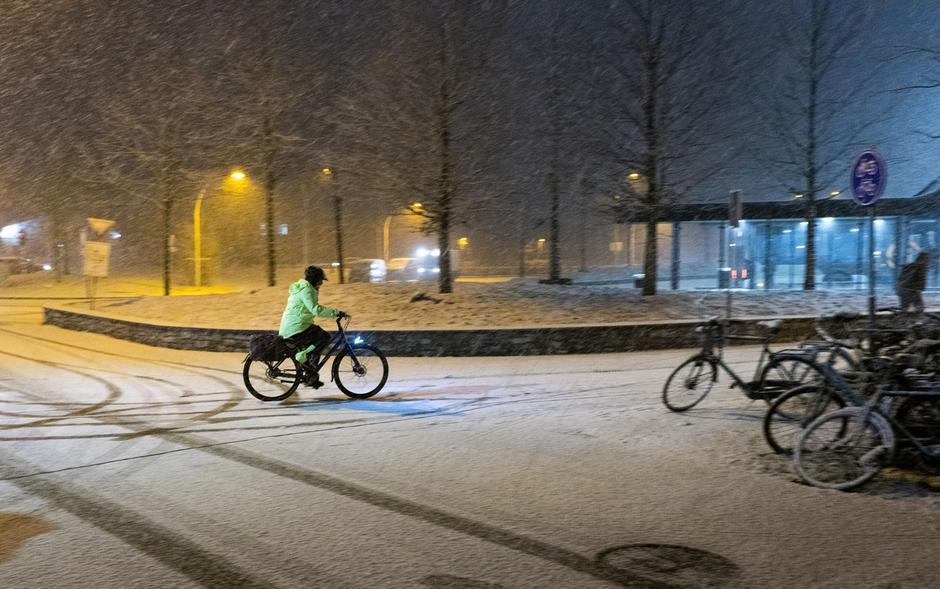 cesta noč zima sneg | Avtor: Profimedia