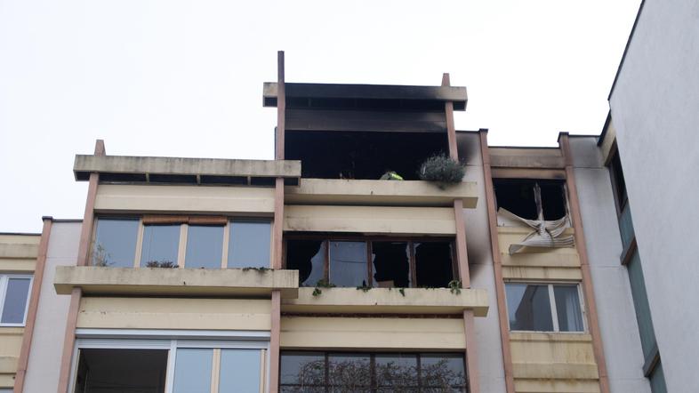 Ponoči je iz še neznanega vzroka zagorelo v stanovanju v petem nadstropju stanov