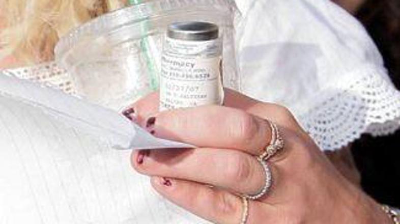 Britney so zasačili s tabletami v rokah.