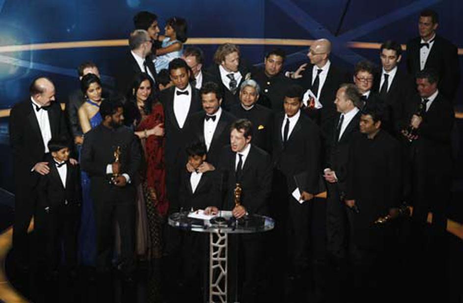 Ekipa filma Revni milijonar je prišla na oder, ko je Steven Spielberg razglasil 