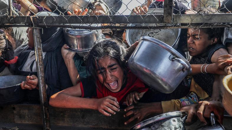 palestinski otroci in ženske čakajo na hrano