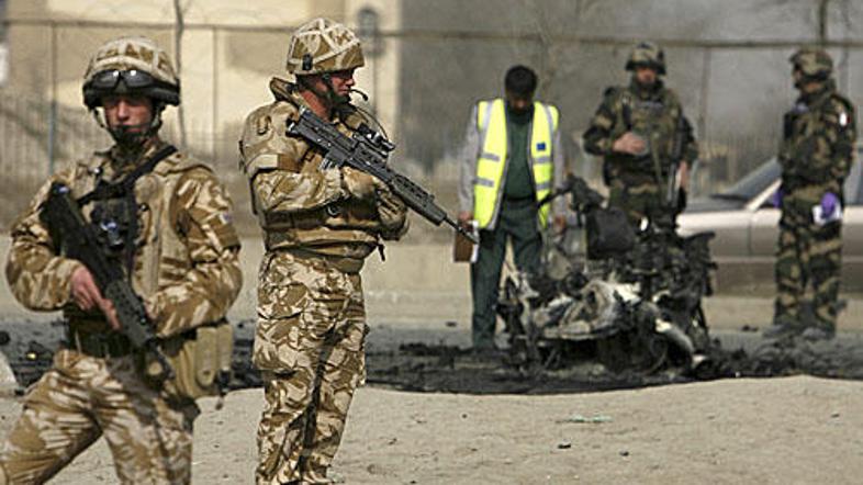 Pripadniki Isafa so zavarovali prizorišče napada na tržnici, ki je zahteval živl