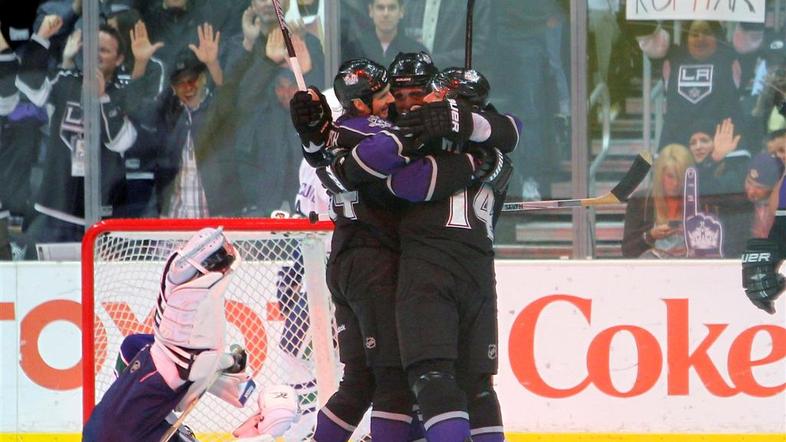 Kopitar je letos enkrat že zabil hokejistom Vancouvra. (Foto: Reuters)