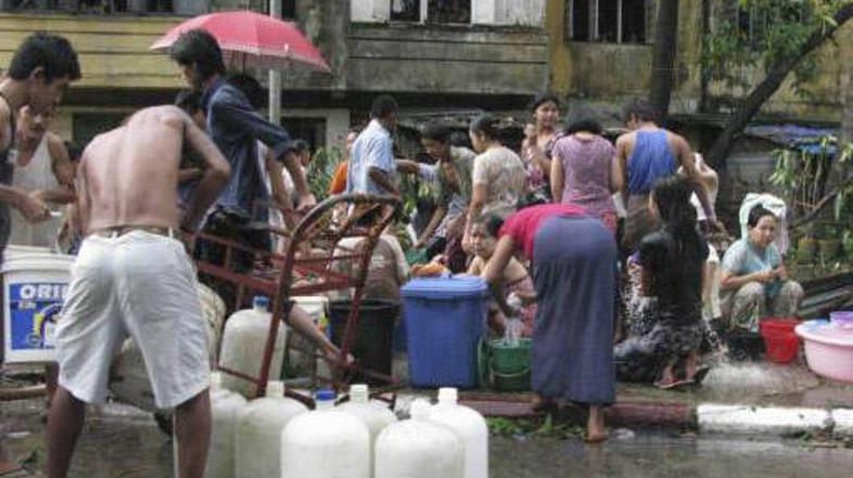 Več stotisoč ljudi, ki je v ciklonu izgubilo svoje domove, je zdaj ponovno v nev