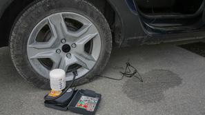 Prazna pnevmatika in kit za popravilo