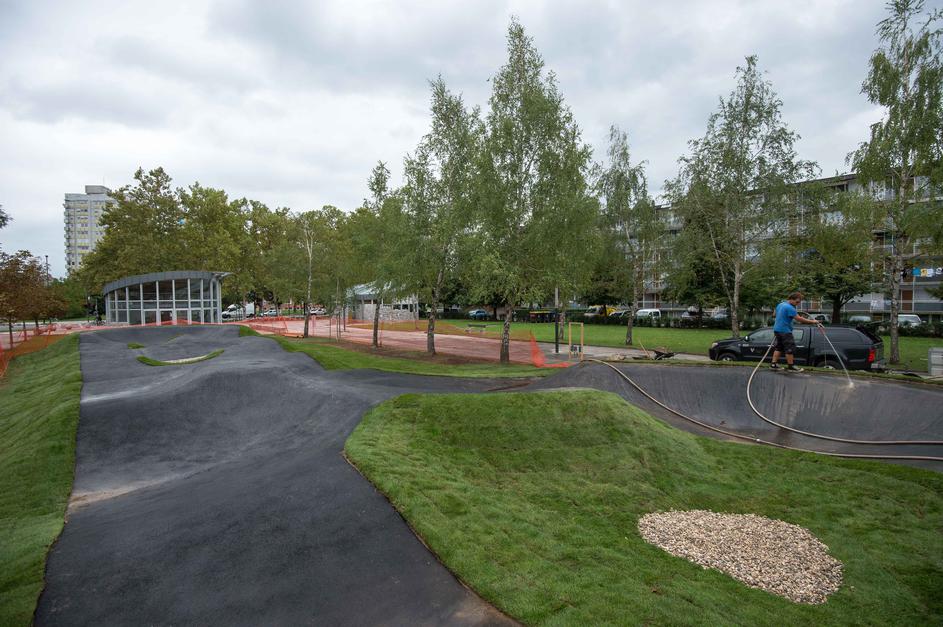 Pump track proga za kolesarje in rolkarje.