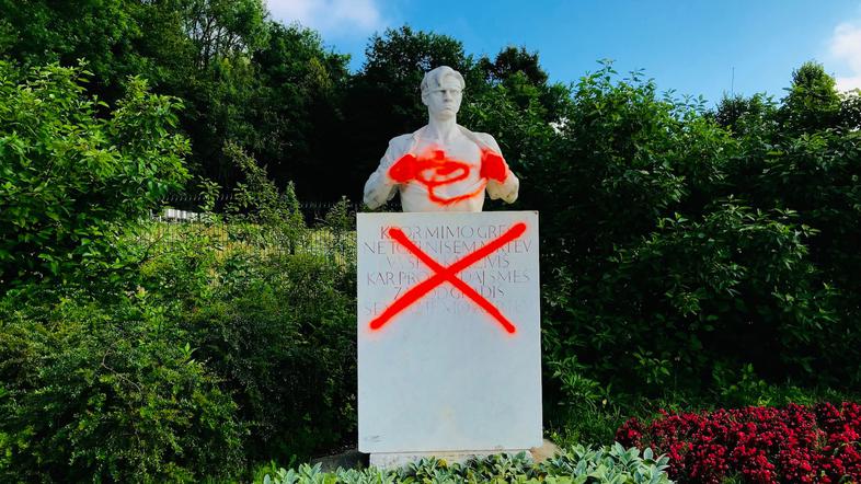 Spomenik - oskrunitev