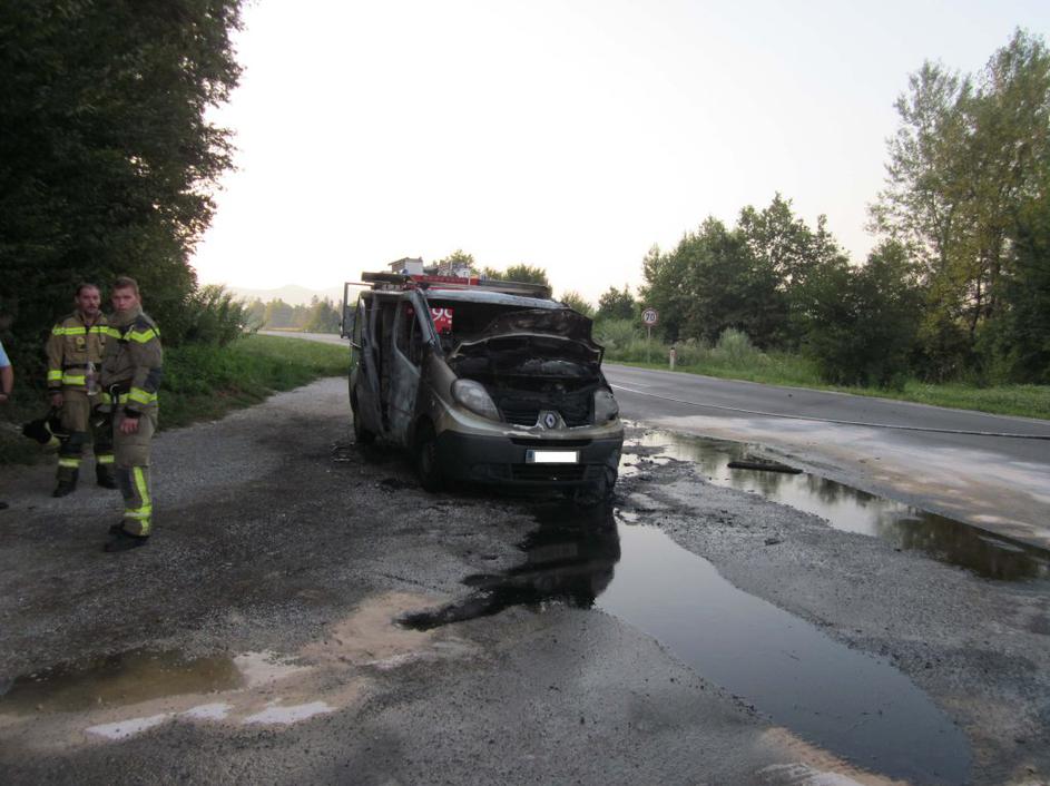Zgorel kombi na Zasavski cesti.