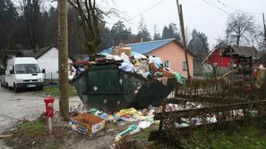 Smeti v naselju se kopičijo, ker Romi položnic ne plačujejo redno. (Foto: Živa Z