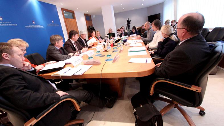 Zaposleni v vladnih ustanovah so ponedeljek v veliki meri izkoristili za podaljš